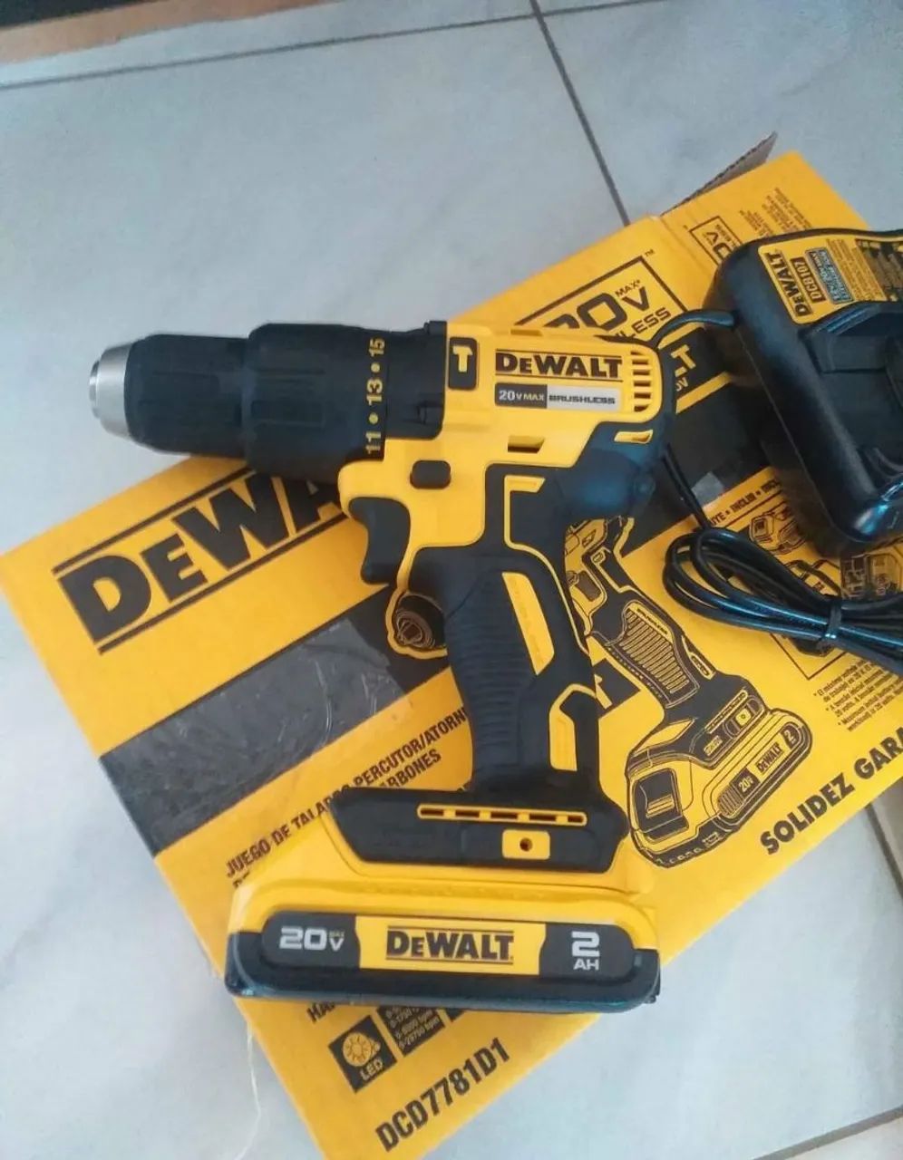 Furadeira/Parafusadeira DeWalt 20V Brushless DCD7781D1 - Foto 2
