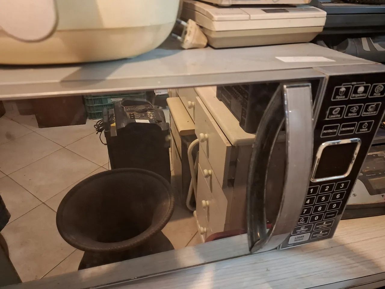 Micro-ondas com design moderno e diversas funções