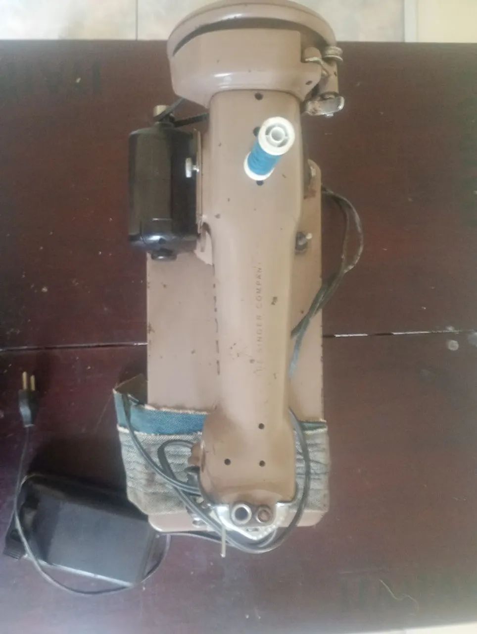 Máquina de costura antiga (não sei se funciona) - Foto 3