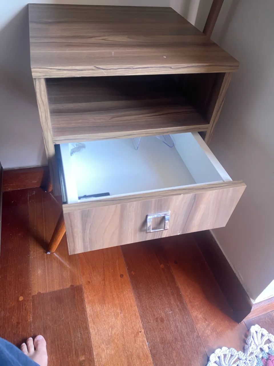 Mesa de Cabeceira Retrô com Gaveta - Foto 2