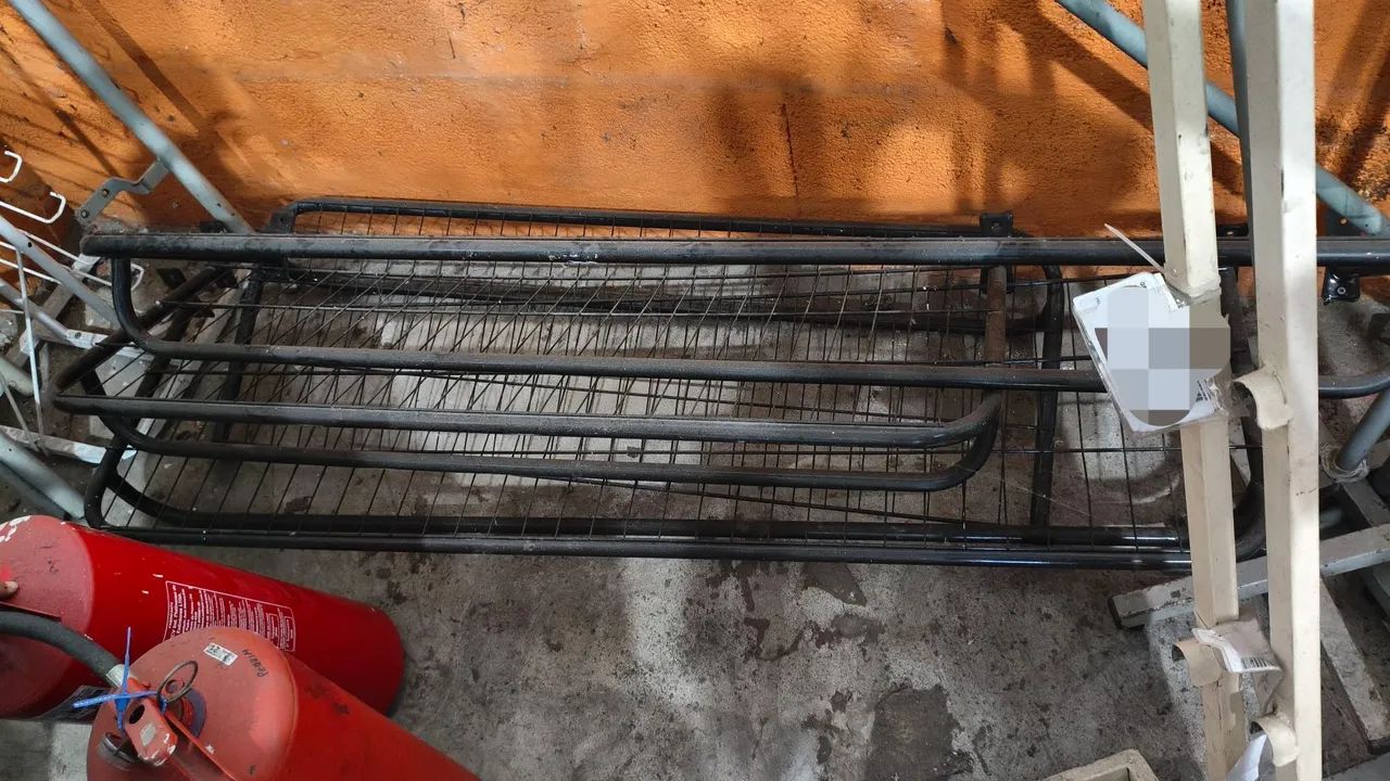 Arara aramada de parede 