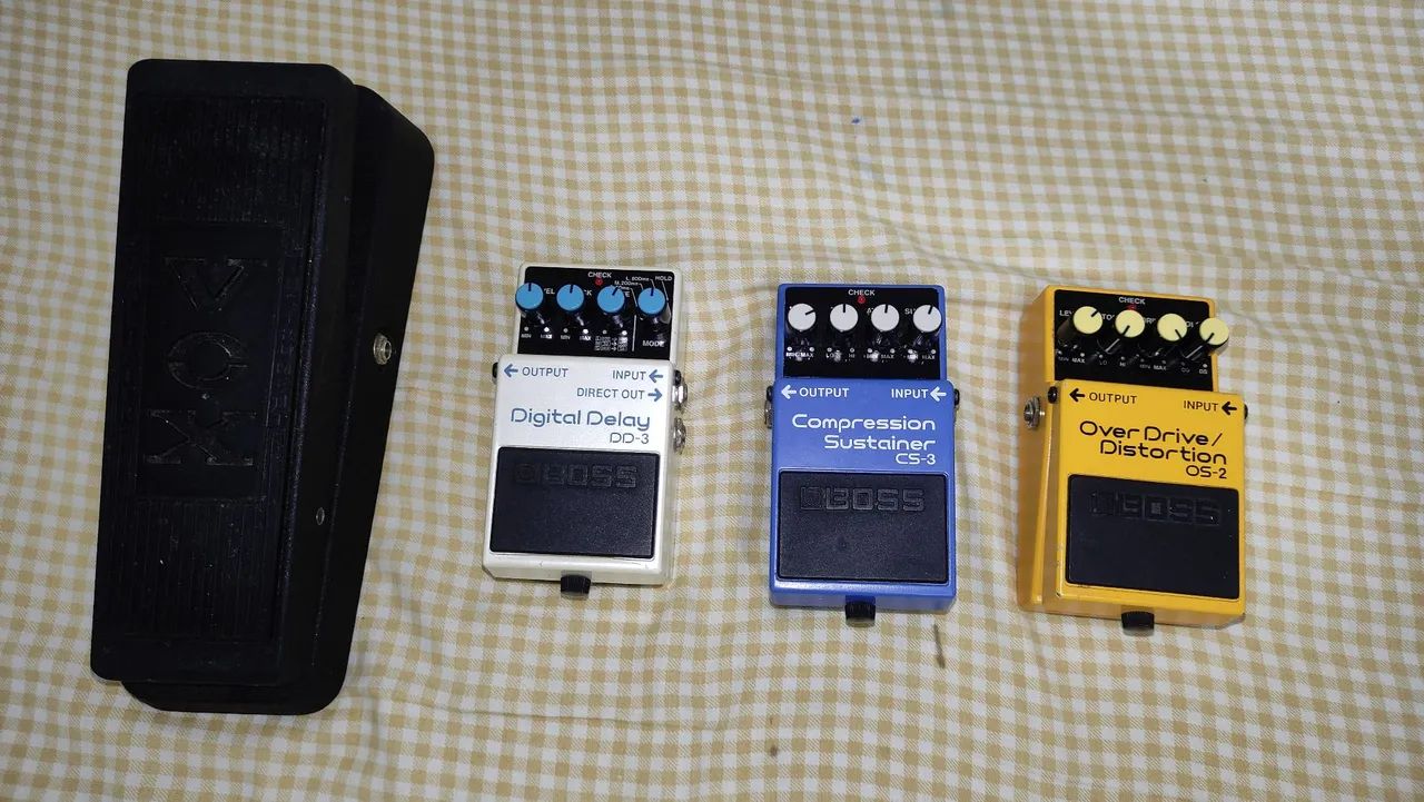 Pedais Boss e vox.