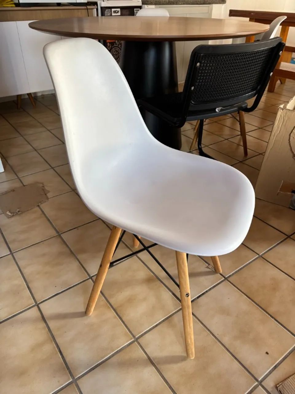 Conjunto 4 cadeiras brancas base de madeira estilo Eiffel Eames