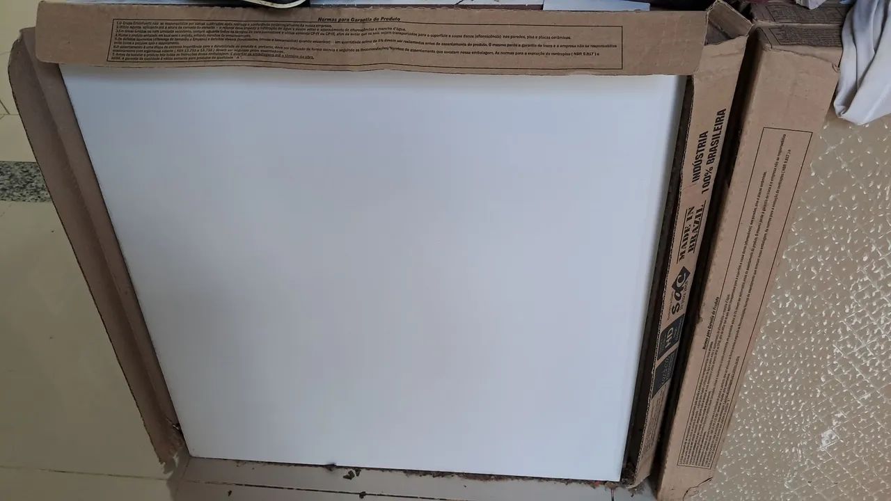 Porcelanato retificado de alta qualidade branco acetinado medindo 61cm x 61cm 