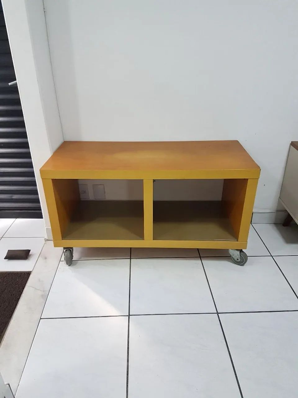 rack para TV amarelo sala 