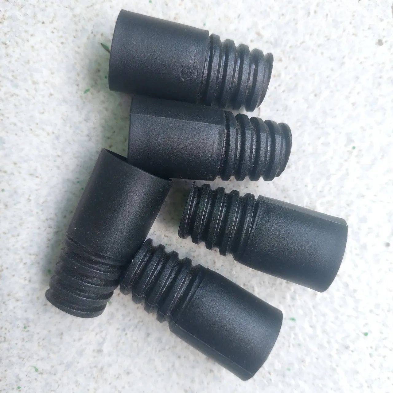 Ponteiras plasticas com rosca para cabos de vassouras e rodo