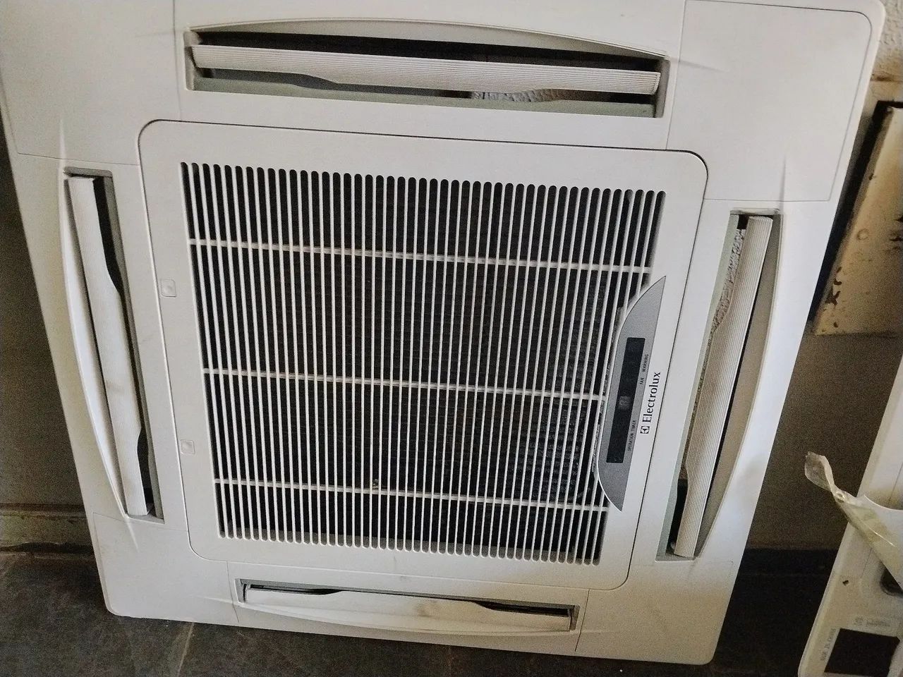 Ar condicionado split-cassete Eletrolux 48.000 BTUs 