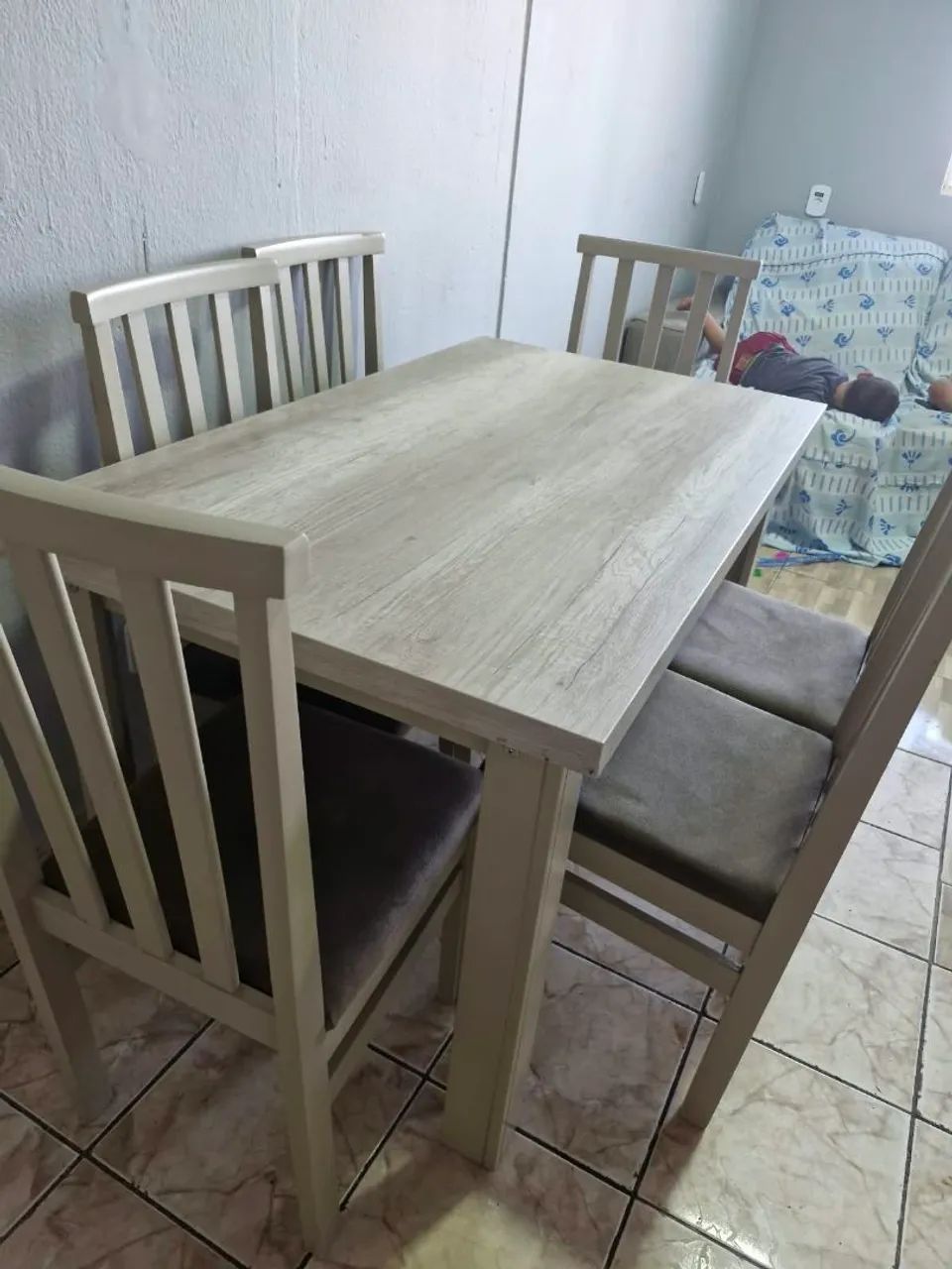 Mesa com 6 cadeiras