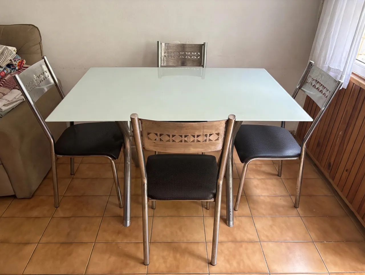 Mesa de vidro com 4 cadeiras 