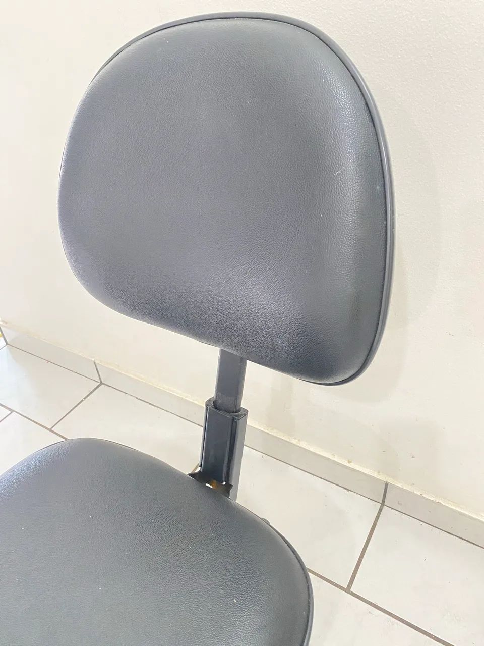 CADEIRA ESCRITÓRIO PRETA - Foto 2