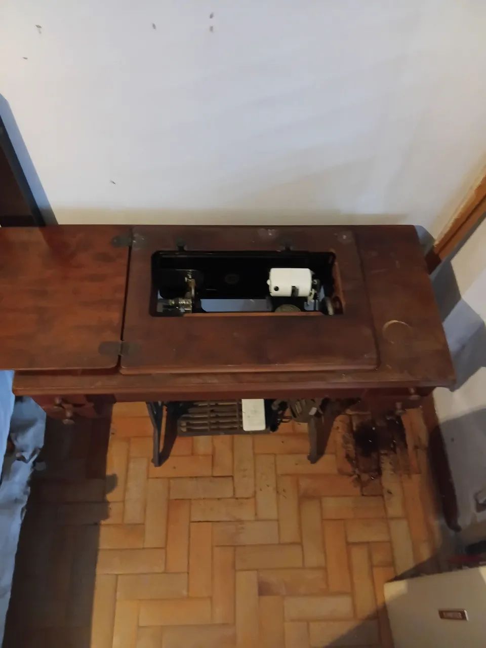 Máquina de costura antiga. - Foto 4