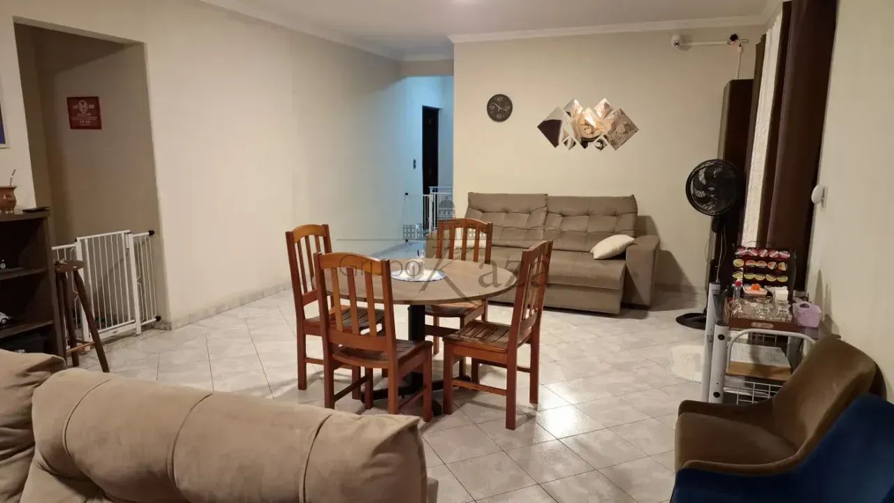Prédio Comercial / Residencial - 2 Residencias e 2 Salões Comerciais com Pé Direito alto. - Foto 3