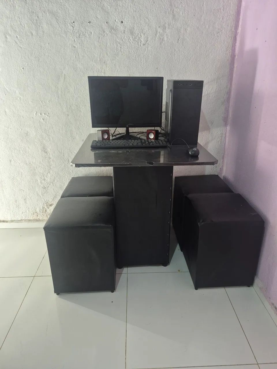 Vende mesa com 4 puff 