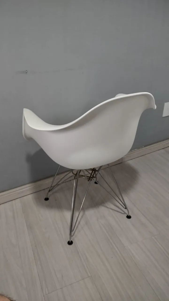 Cadeira Eames Com Braços (Daw) Base Metálica Cromada Branca - Foto 2