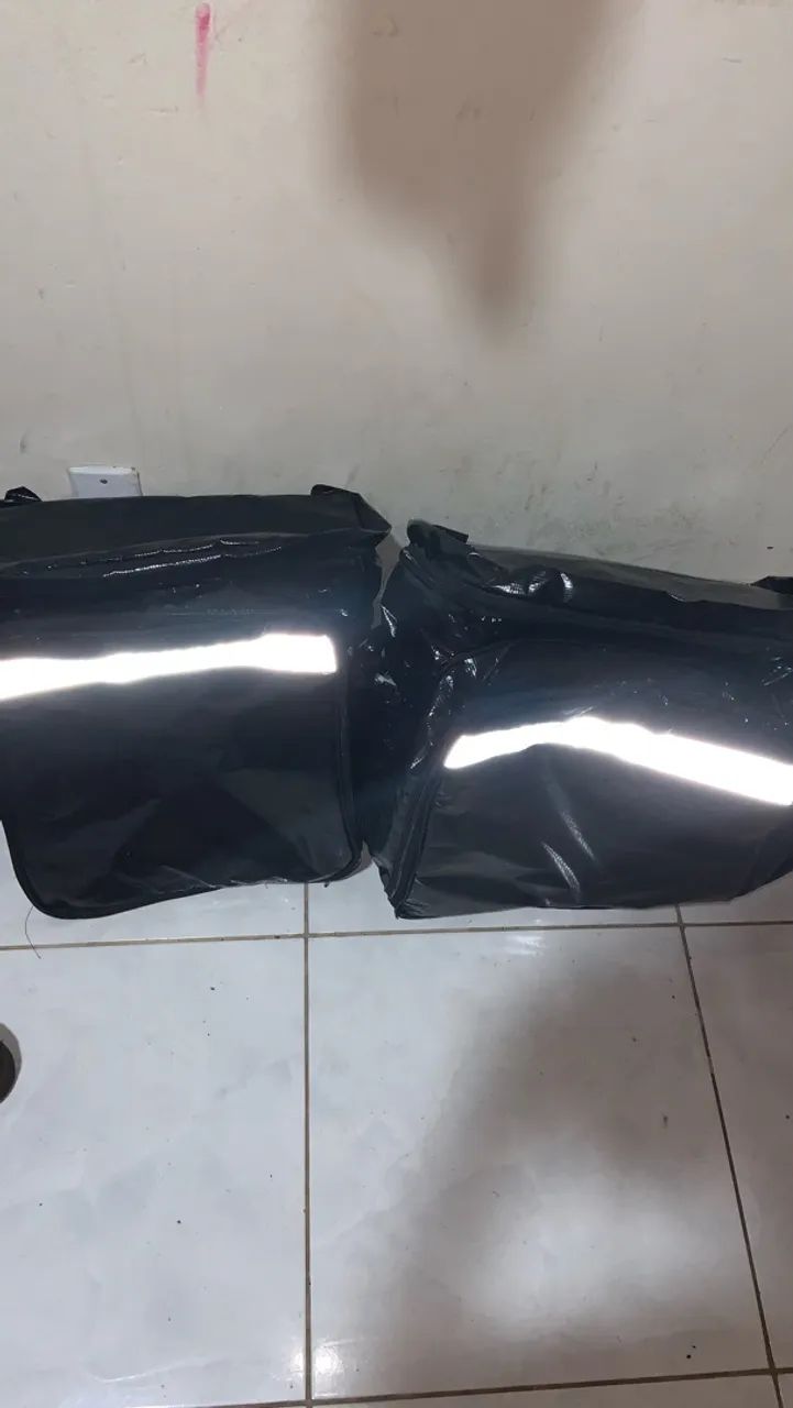 Duas Bags Laminadas, nunca foram usadas 200 leva as duas 