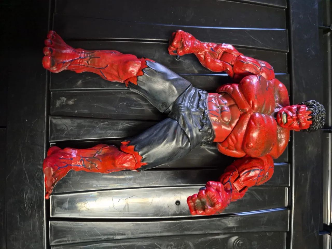 Boneco Hulk vermelho Select defeito no pé 