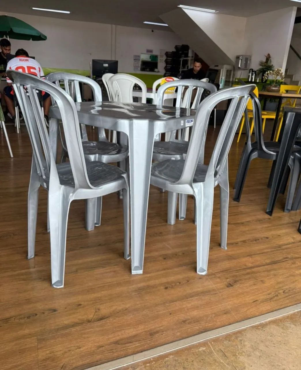 Jogo de Mesa e Cadeiras de Plástico Cinza 182Kg - Foto 4
