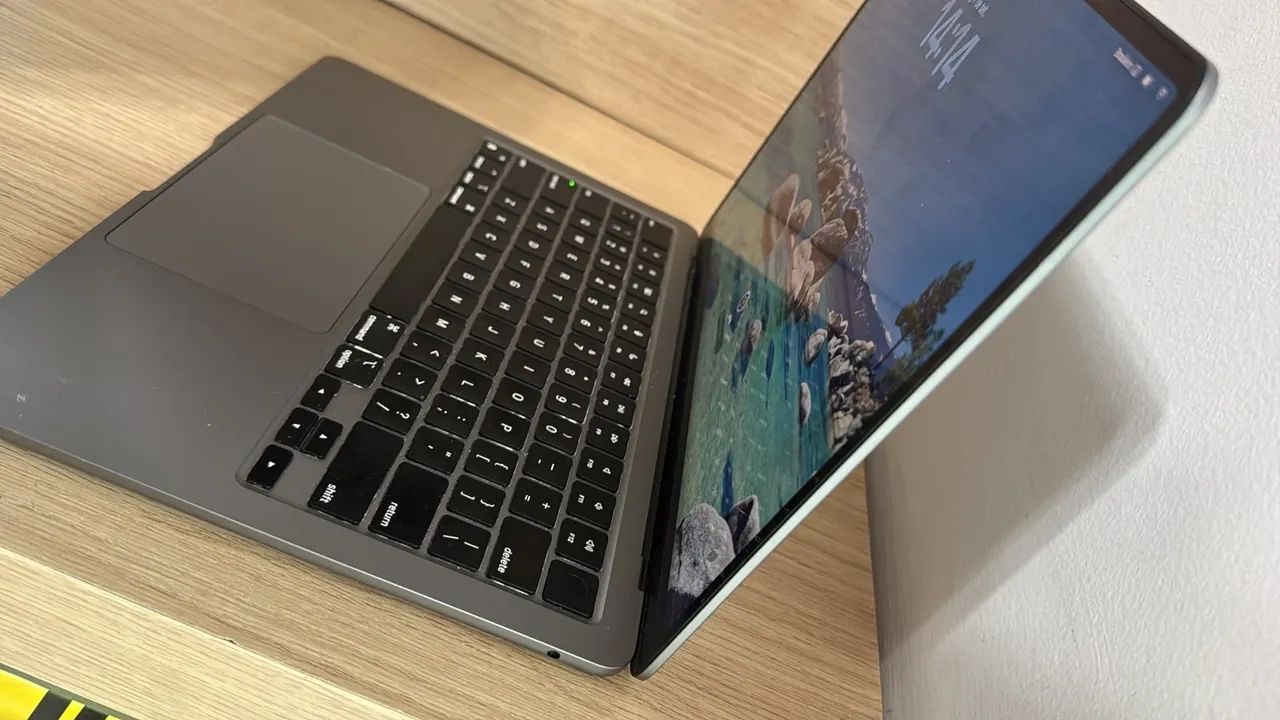 MacBook Air de 13 polegadas com chip M3 Cinza espacial com nota