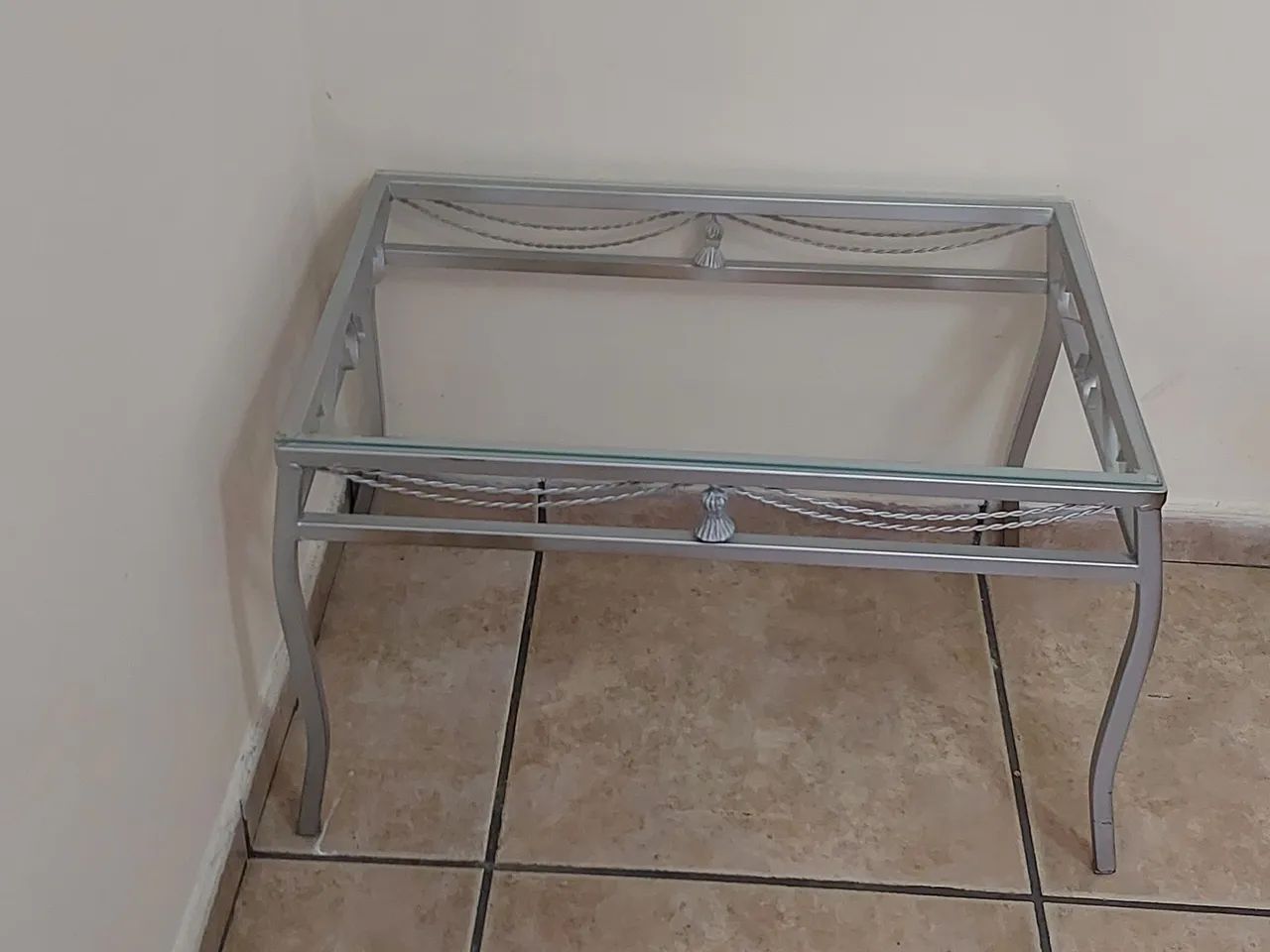 Mesa de centro de metal e vidro 60x40