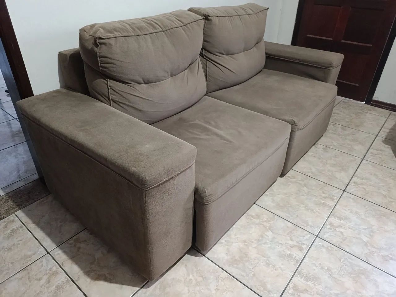 Sofá Retrátil 2 Lugares Amplo Confortável Em Veludo  - Foto 3