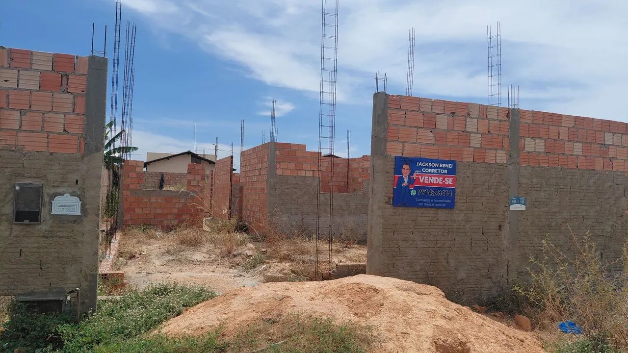 Terreno murado com obra iniciada 