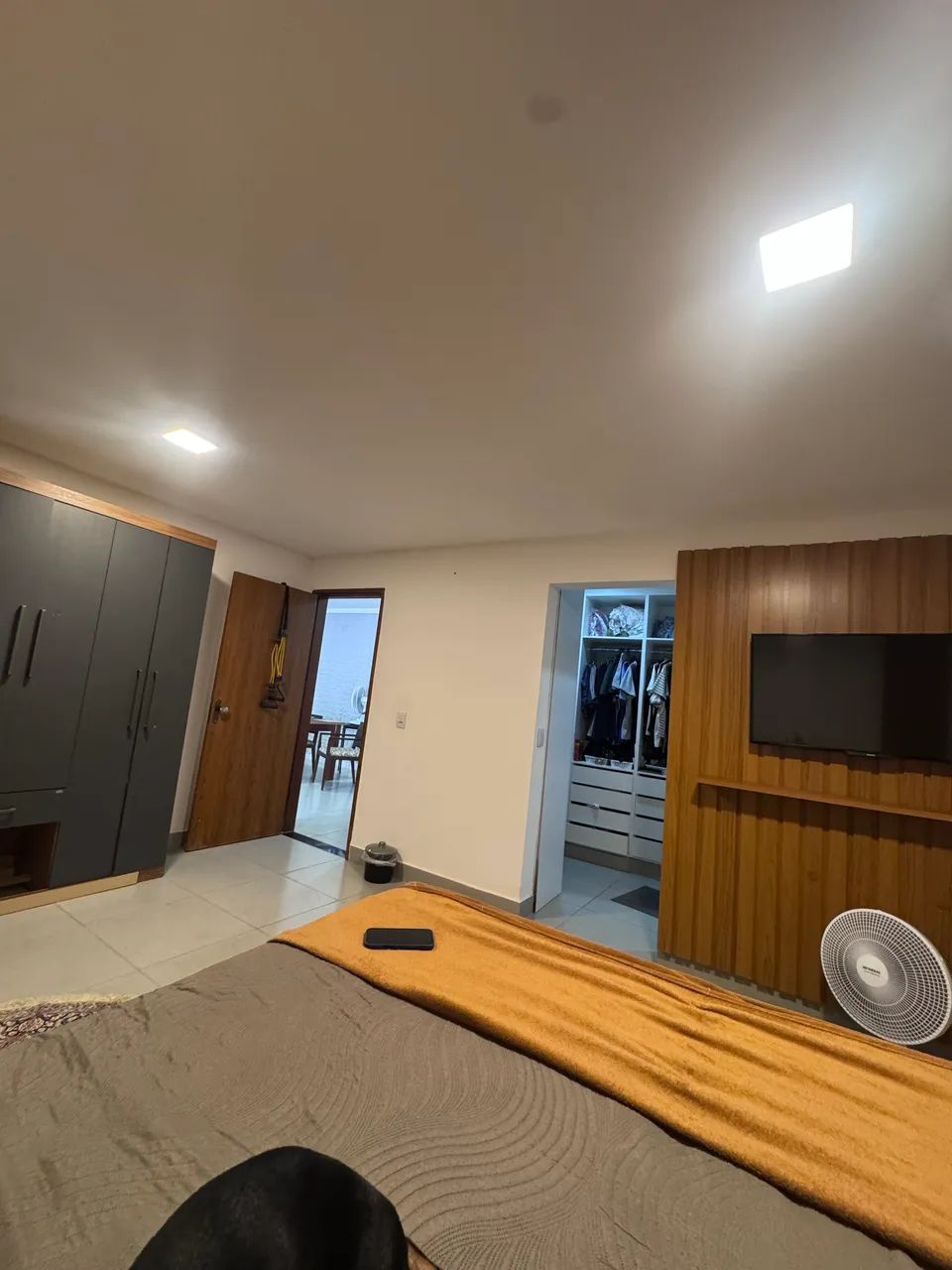 Casa espaçosa em condomínio fechado 