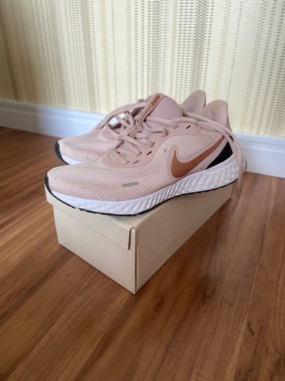 nike revolution 5 nude