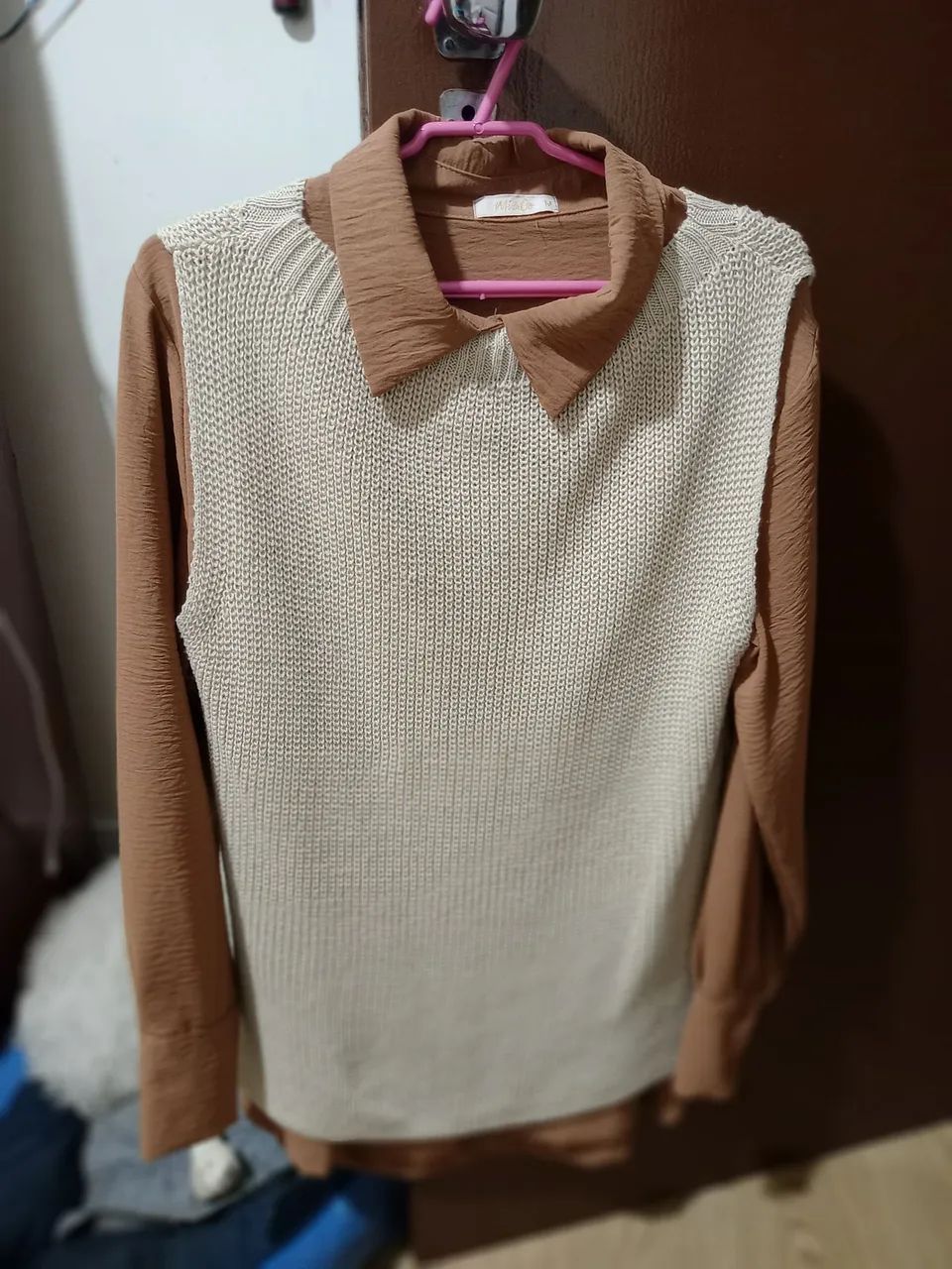 Conjunto blusa marrom com colete bege - Foto 2