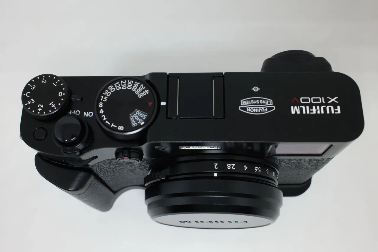 Câmera Fujifilm X100v preta impecável - apenas 4300 cliques - na