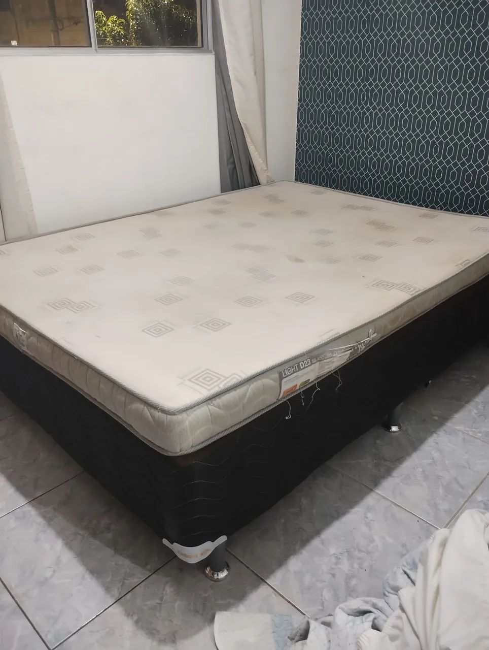 Cama box casal e 2 poltronas 