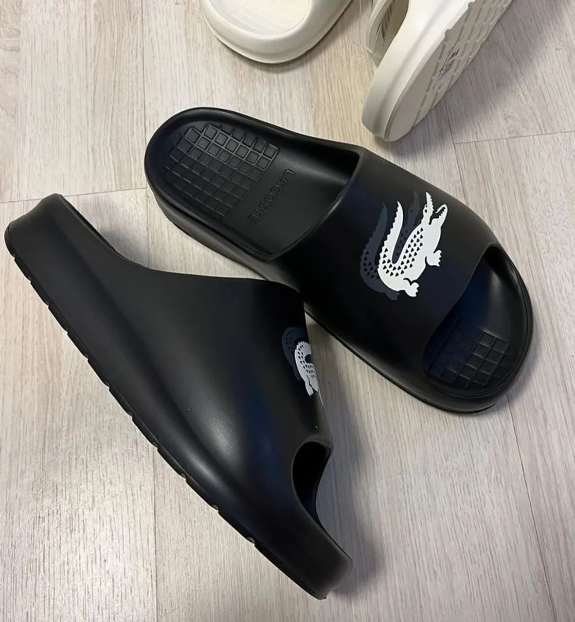 Chinelo slide da Lacoste 