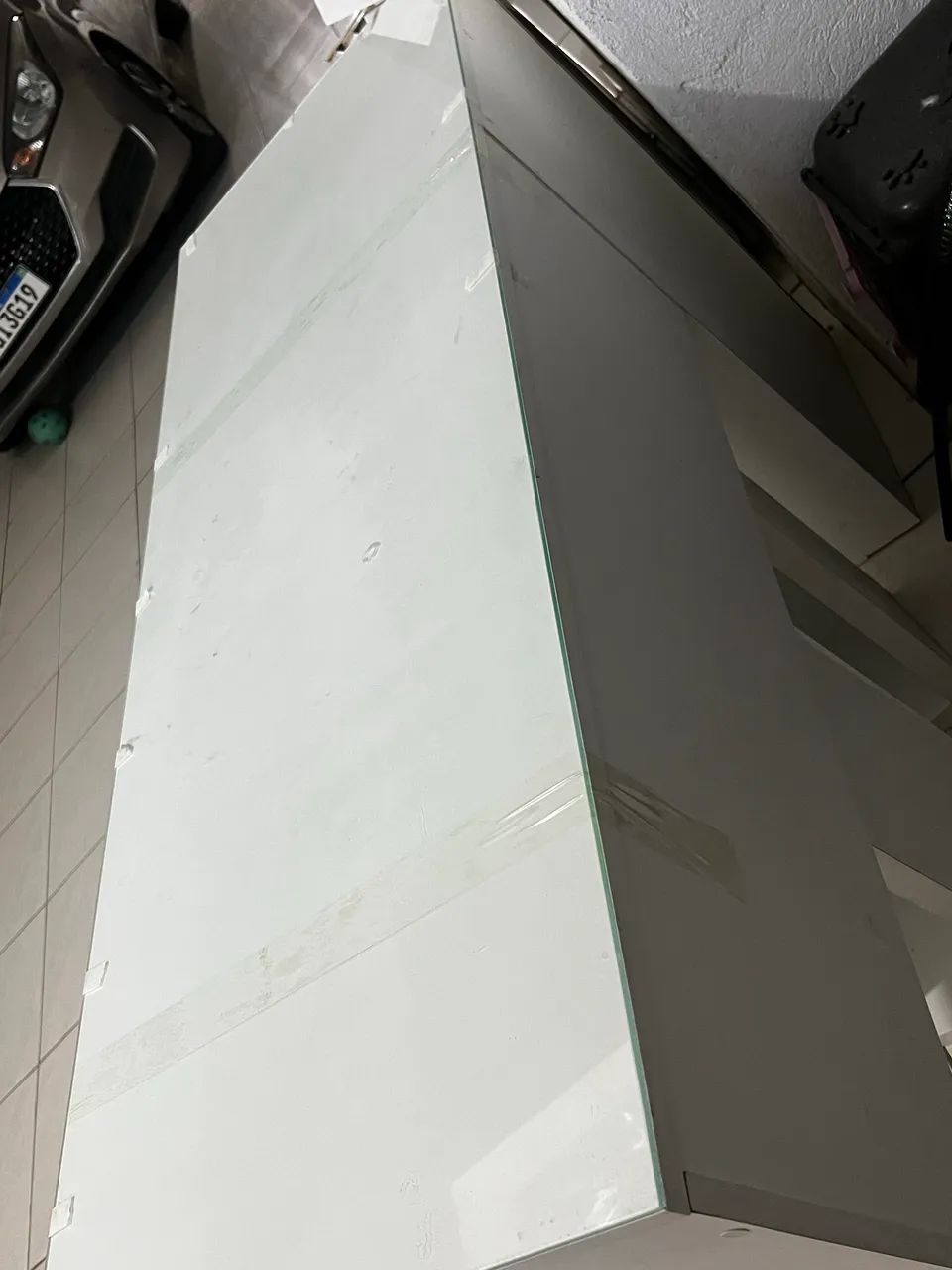 Mesa de escritório com 4 gavetas espaçosas, e vidro em cima. - Foto 3