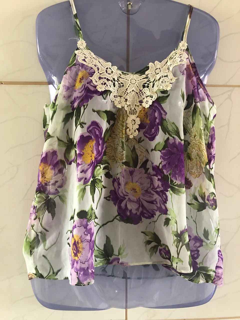 Blusa leve floral com renda 
