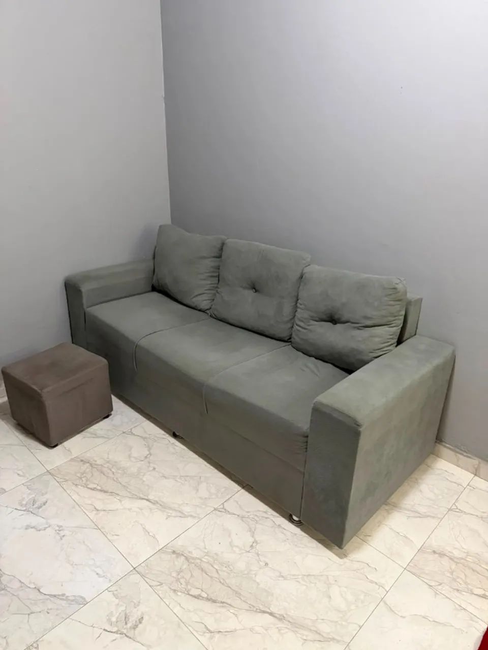 Sofá 3 Lugares + Puff