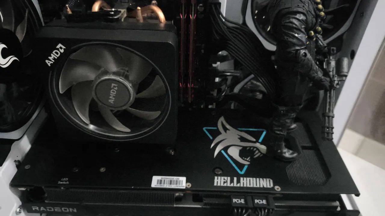 Placa de vídeo AMD RX 6700XT 12GB triple fan  hellhound