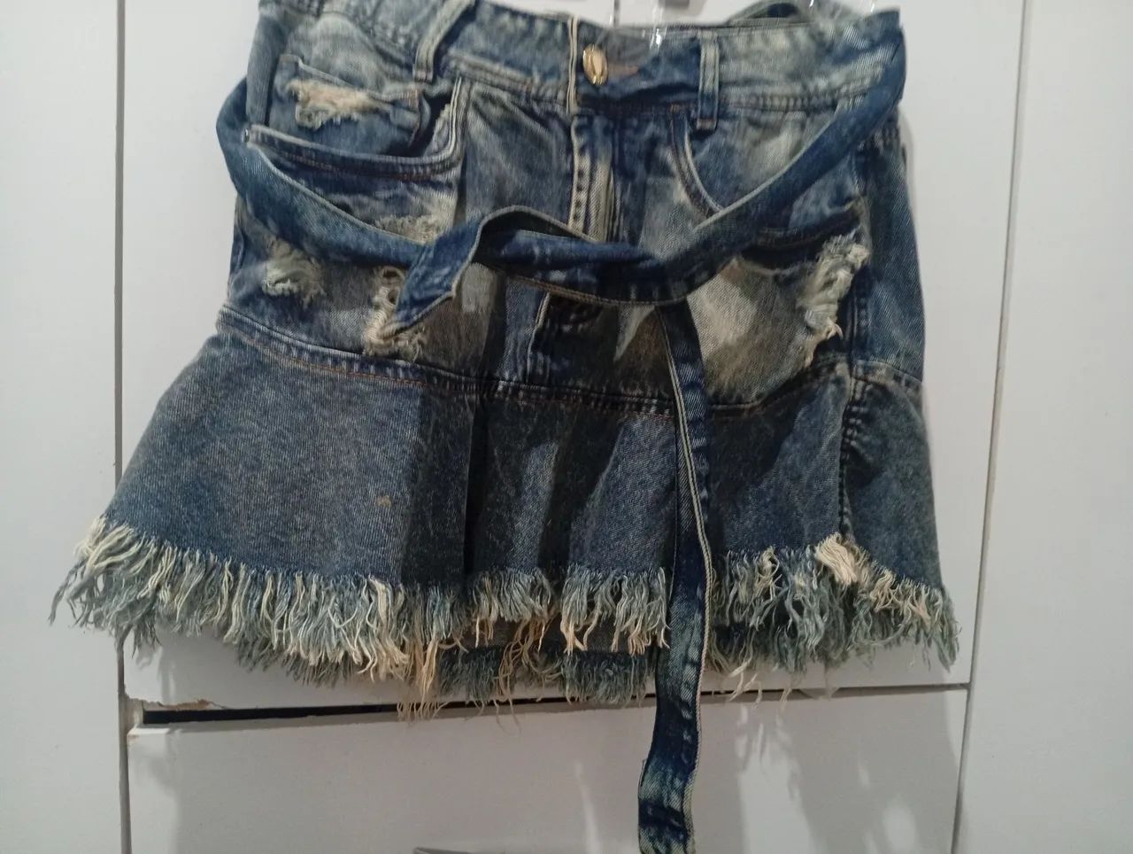 Saia Jeans Destroyed Com Babado E Faixa Amarrar - Tamanho M - Foto 3