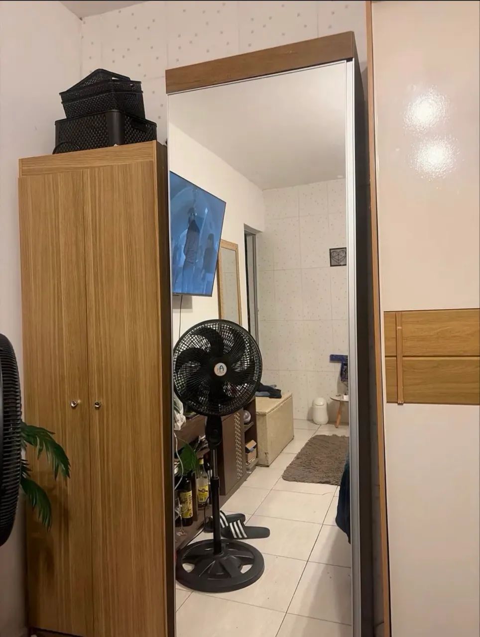 Vendo  armário  de roupa com espelho  - Foto 2