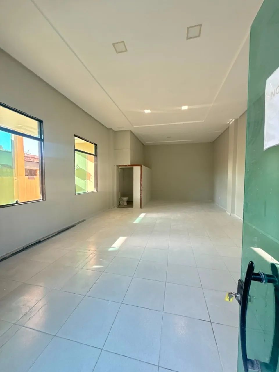 LOJA DE ESQUINA COM 70 M² + ÁREA EXTERNA PARA ALUGAR - PONTA NEGRA. - Foto 4