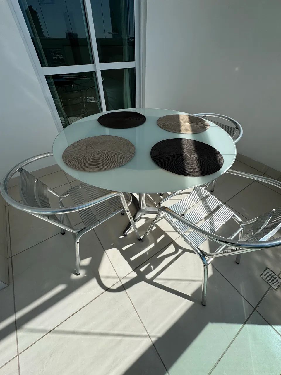 Mesa de alumínio com 4 cadeiras  - Foto 2