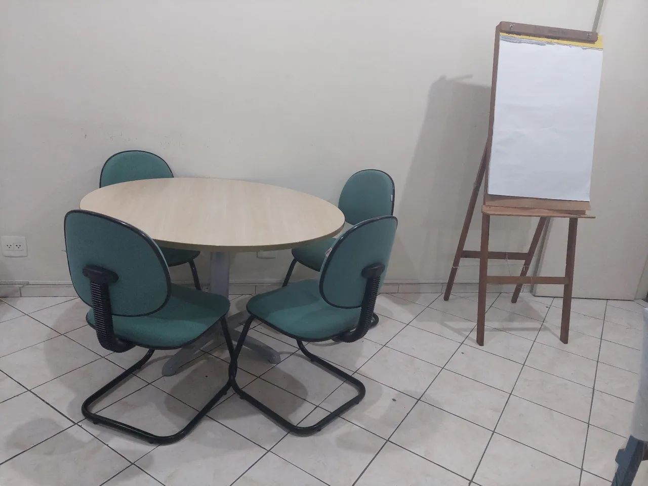 Mesa com 4 cadeiras almofadadas