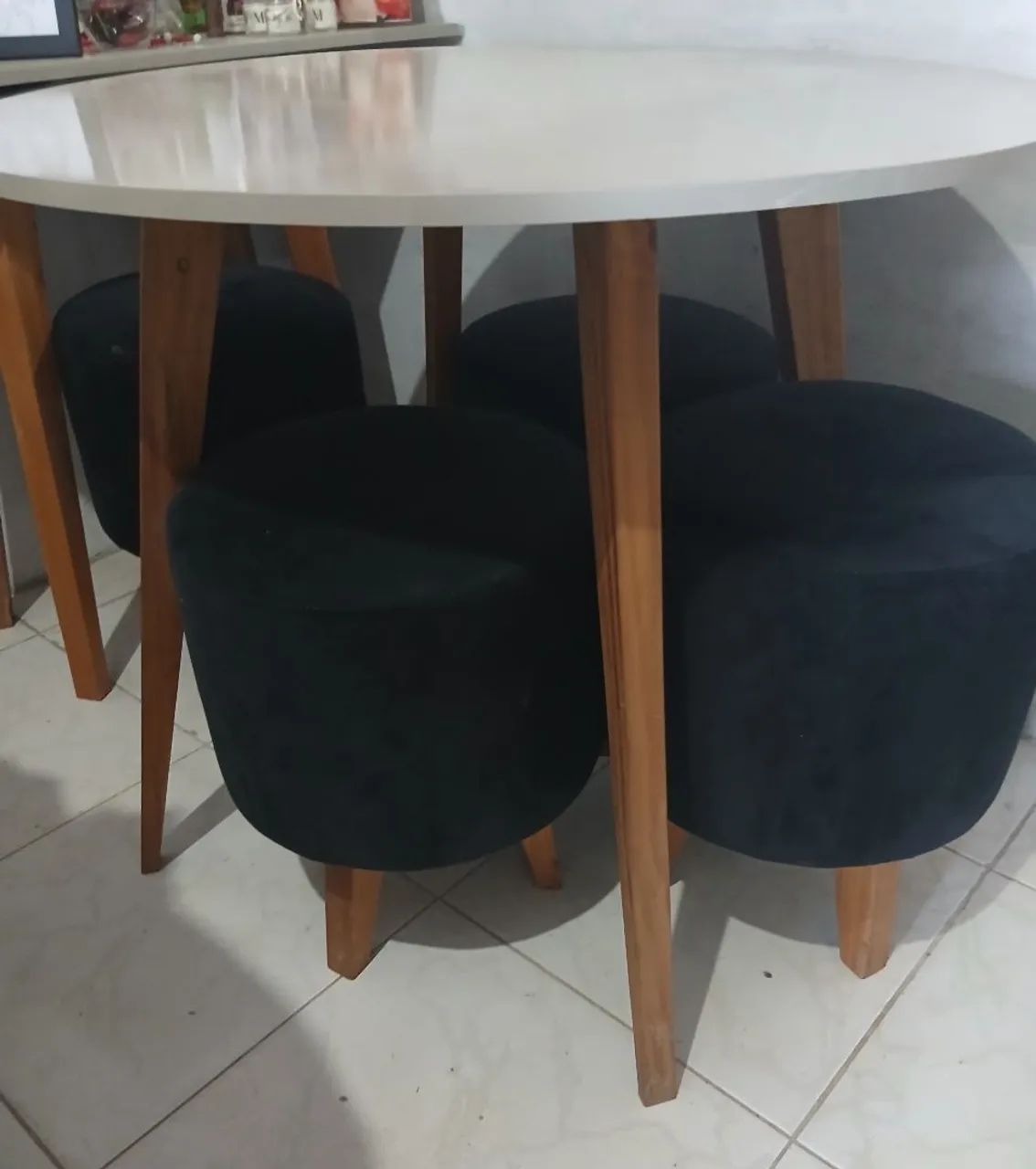 Mesa de sala com pufs - Foto 3