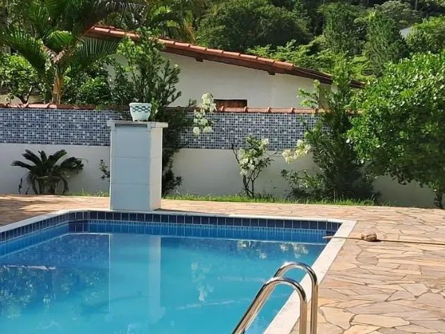 Casa com piscina e churrasqueira 