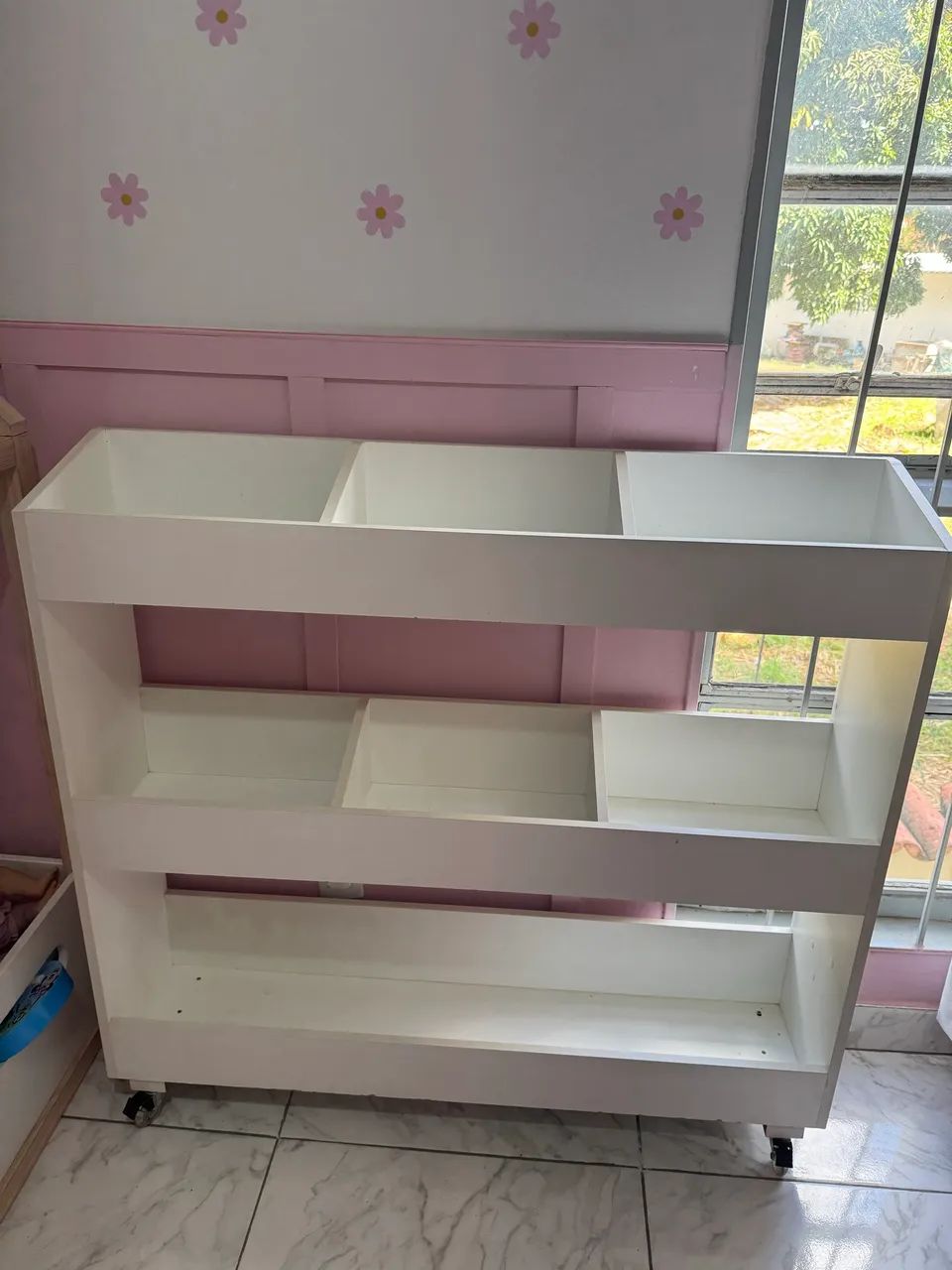 Estante de brinquedo com rodinha