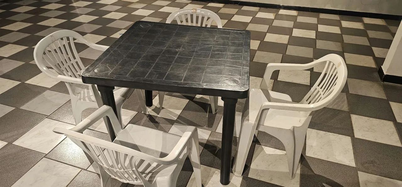 Jogo de mesa e 4 cadeiras de plástico  - Foto 4