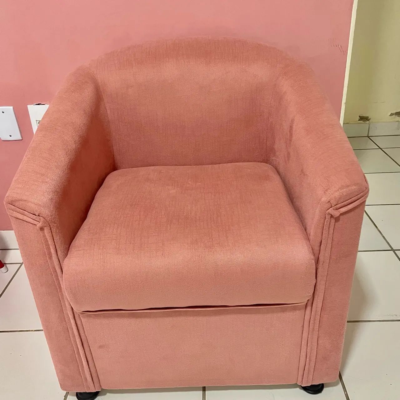 Vendo 1 poltrona rosa, e 2 poltronas beges/marrons (VALORES INDIVIDUAIS)