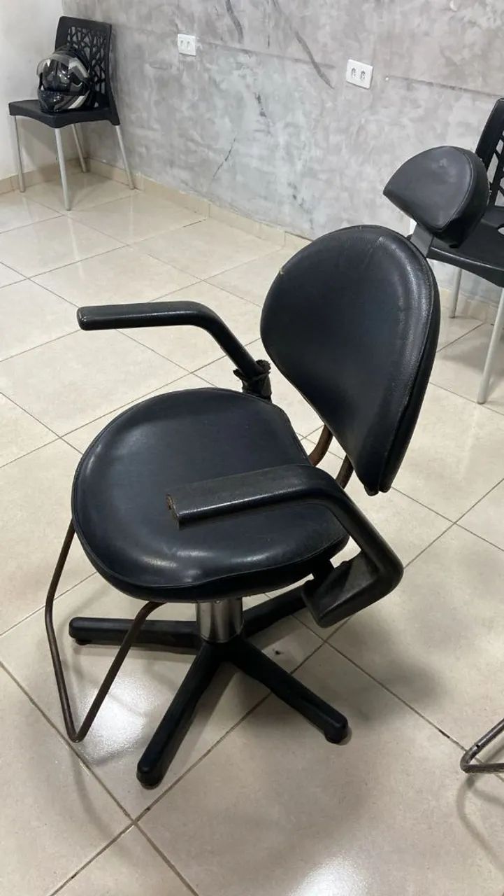 Cadeiras de barbeiro usado - Foto 2