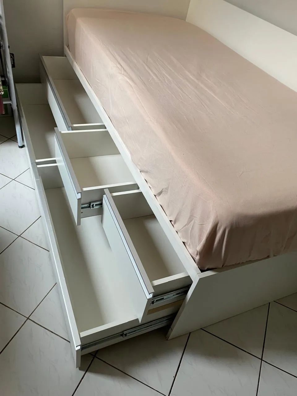 Cama com gavetas