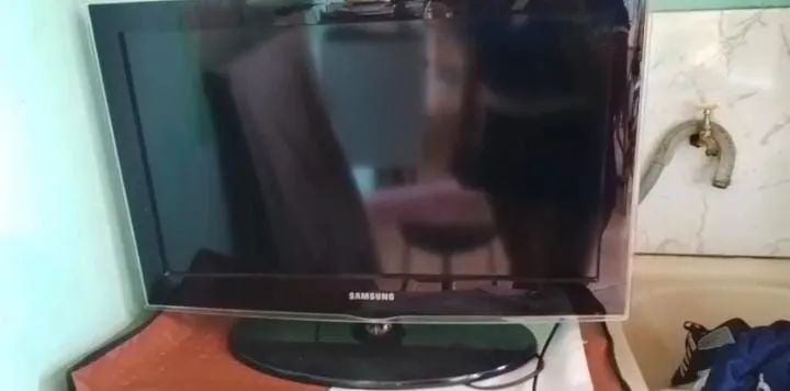 Vende-se tv 32 polegadas novinha acompanha controle não e smart - Foto 3