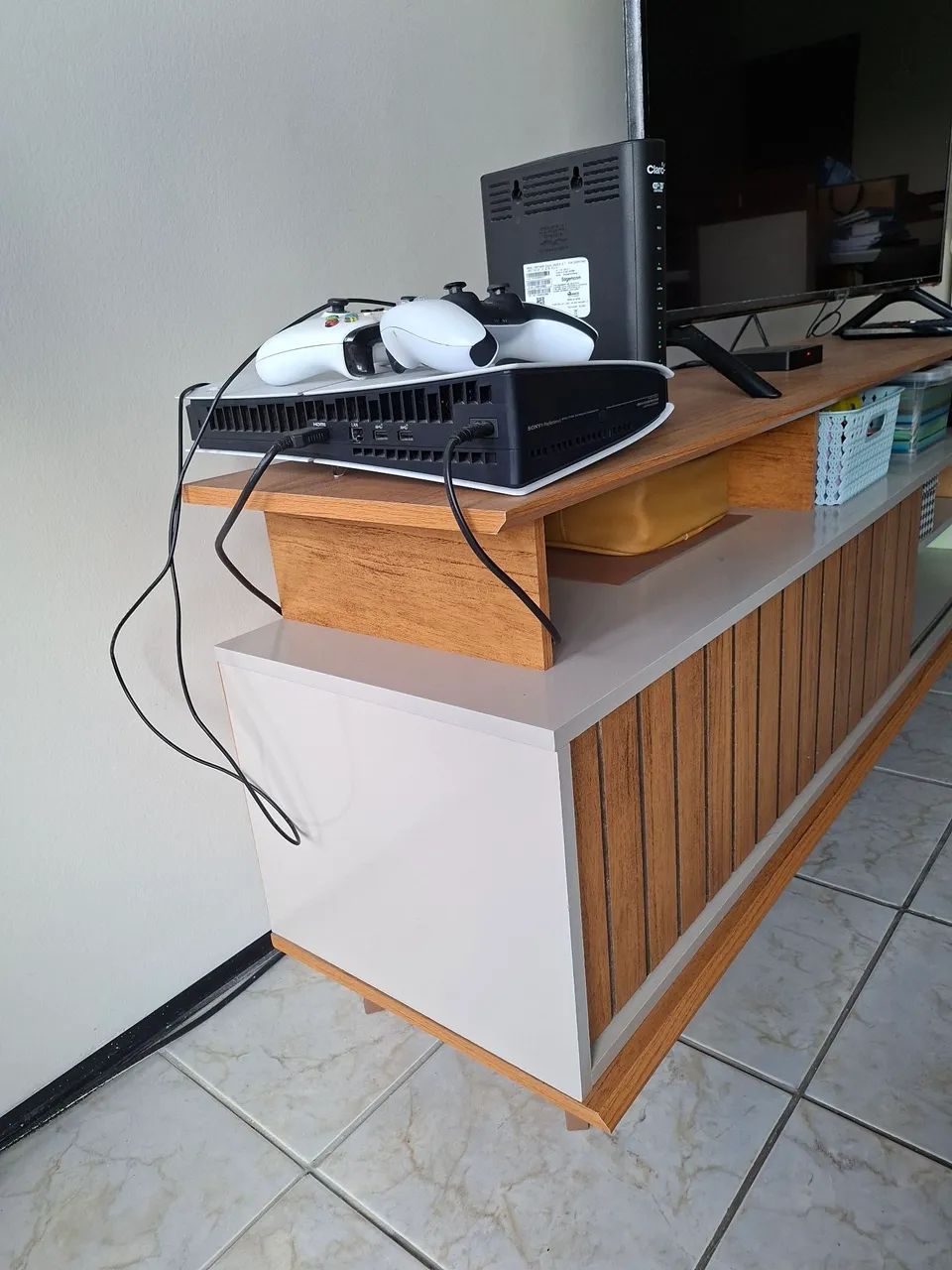 Rack para TV em MDF com nichos e acabamento amadeirado - Foto 2