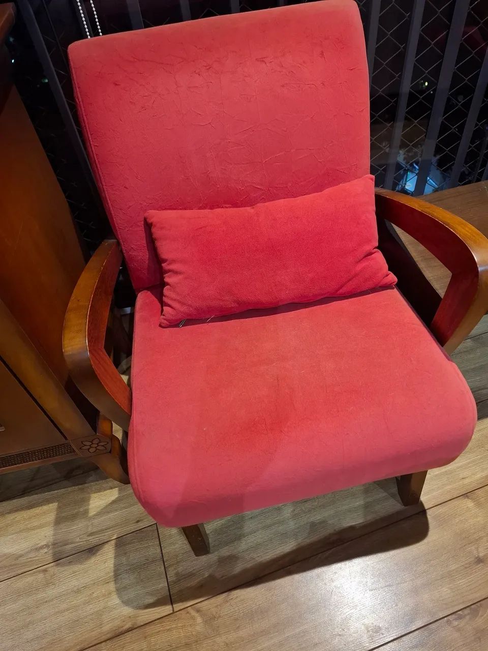 Poltronas Retrô em tecido com braços e estruturas reforçadas de madeira naciça469163566401464320